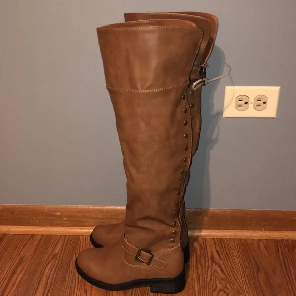 BRAND NEW WOMAN’S BROWN BOOTS SIZE 6! NWT! BACK ZIP STUD FLAT SMOKE FREE HOME! - Picture 2 of 5